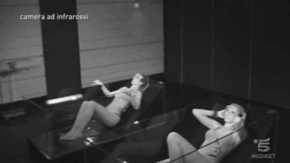 Gf Vip, la doccia in diretta di Cecilia Rodriguez è a luci rosse