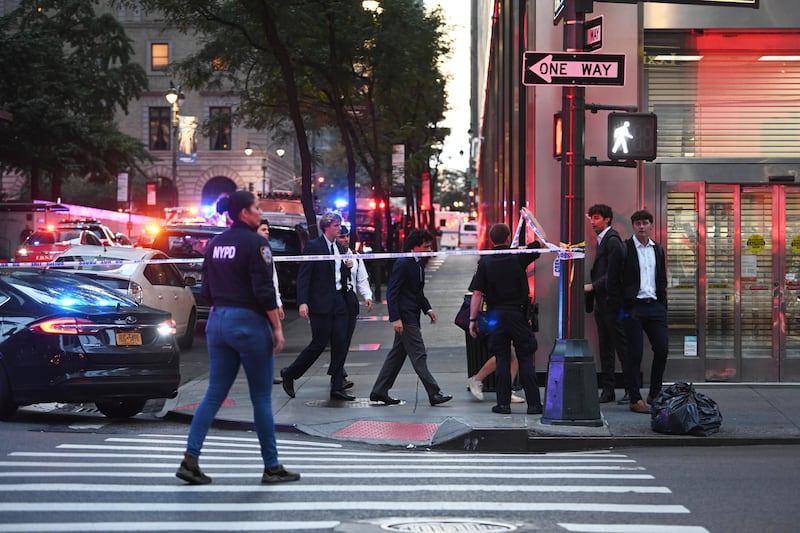 New York, l'intervento di poliziotti e medici dopo l'assalto nel grattacielo 1