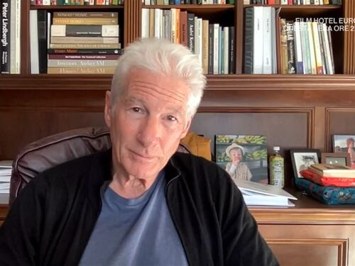 Richard Gere diserta il processo ma va in tv ospite da Damilano. L'ira della Lega: "Brutto film"