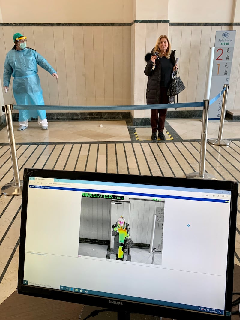 Bari, il termoscanner all'ingresso del policlinico 2