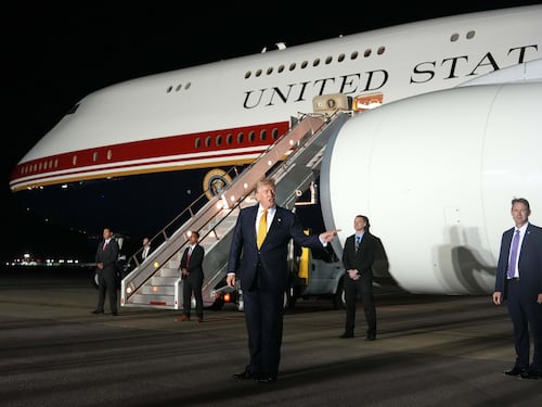 Il camion del catering, l’Air Force One-esca e la minaccia iraniana: la fuga segreta di Trump da Ankara