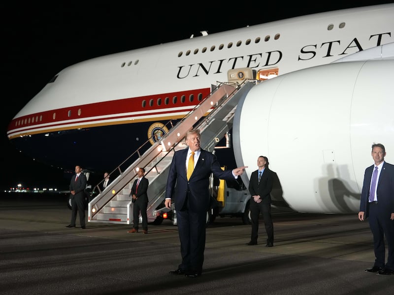 Il camion del catering, l’Air Force One-esca e la minaccia iraniana: la fuga segreta di Trump da Ankara