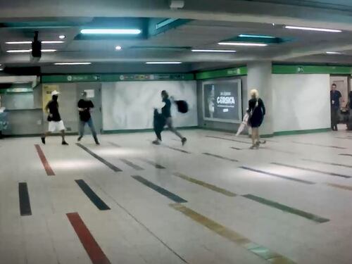 Graffi e capelli tirati. "Io picchiata in metro dalle borseggiatrici"