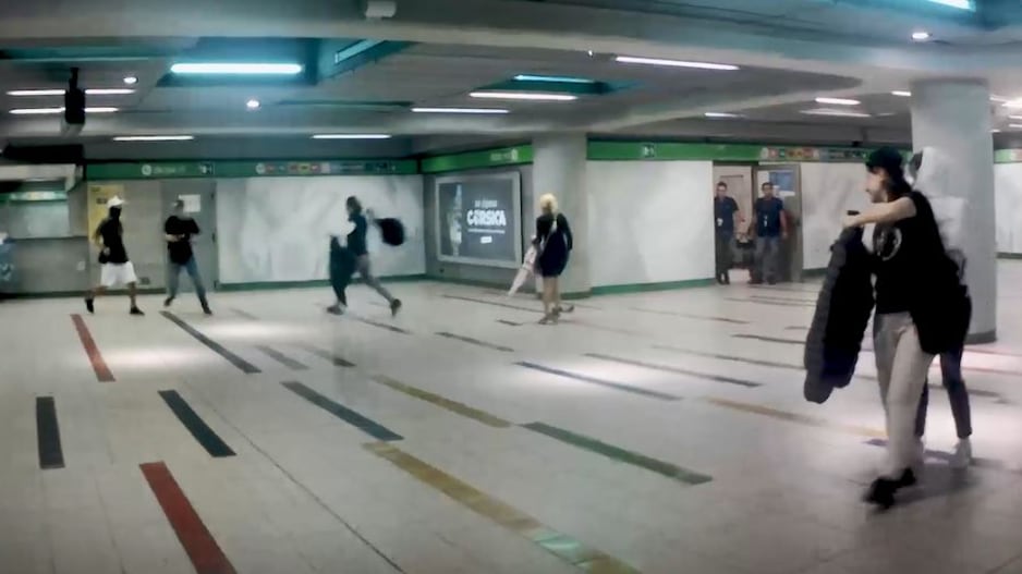 Graffi e capelli tirati. "Io picchiata in metro dalle borseggiatrici"