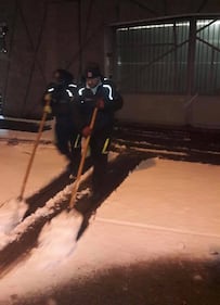 Neve, disagi a Sesto. Il sindaco Di Stefano in strada a spalare 14