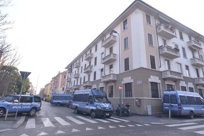 Perquisizioni e sgomberi della polizia in via Gola 9