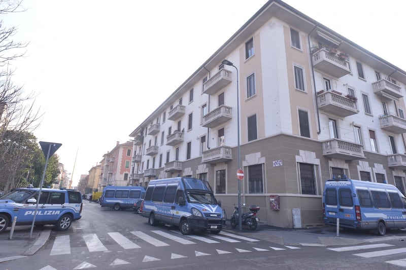 Perquisizioni e sgomberi della polizia in via Gola 9