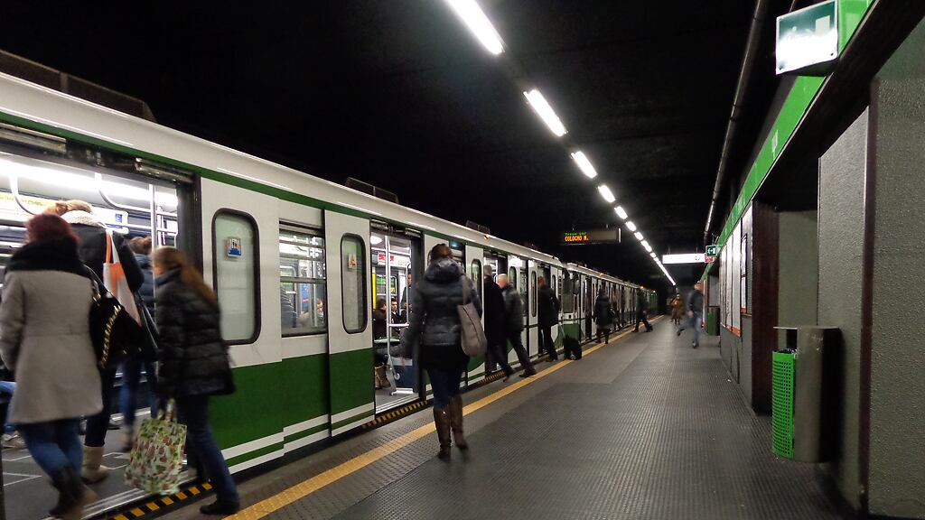 Milano, rissa tra ubriachi: uno sbatte la testa all'altro contro il muro