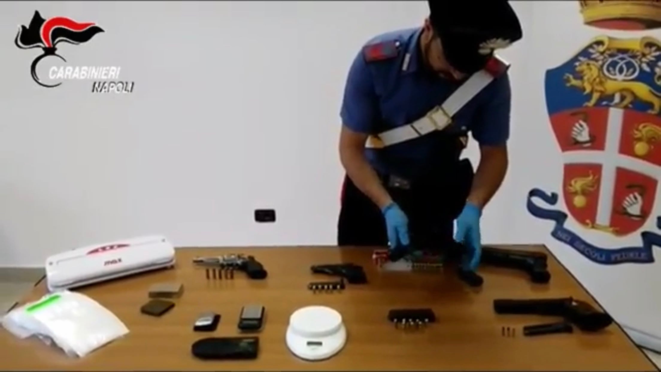 Blitz dei carabinieri al Rione Traiano: in manette 21 persone