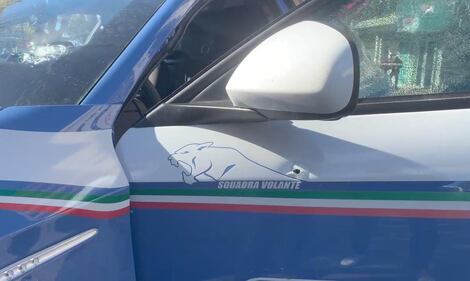 Sparatoria a Taranto, le foto: auto crivellata, 2 poliziotti feriti 4