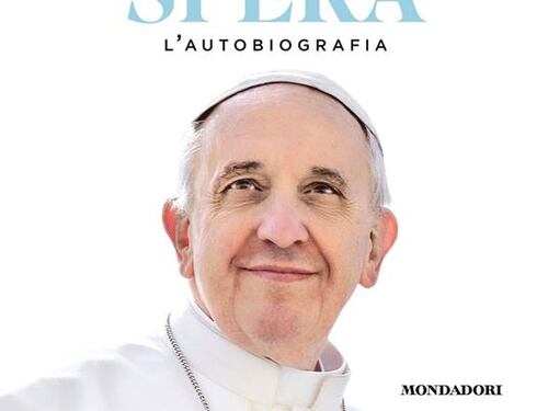 Papa Francesco guarda tutti da molto in alto