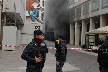 Milano, la colonna di fumo in centro nei pressi del Duomo 8