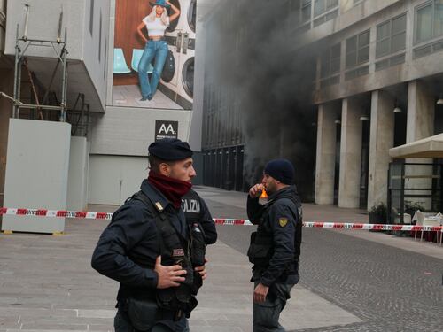 Milano, incendio nelle cantine dietro il Duomo: la colonna di fumo avvolge le guglie