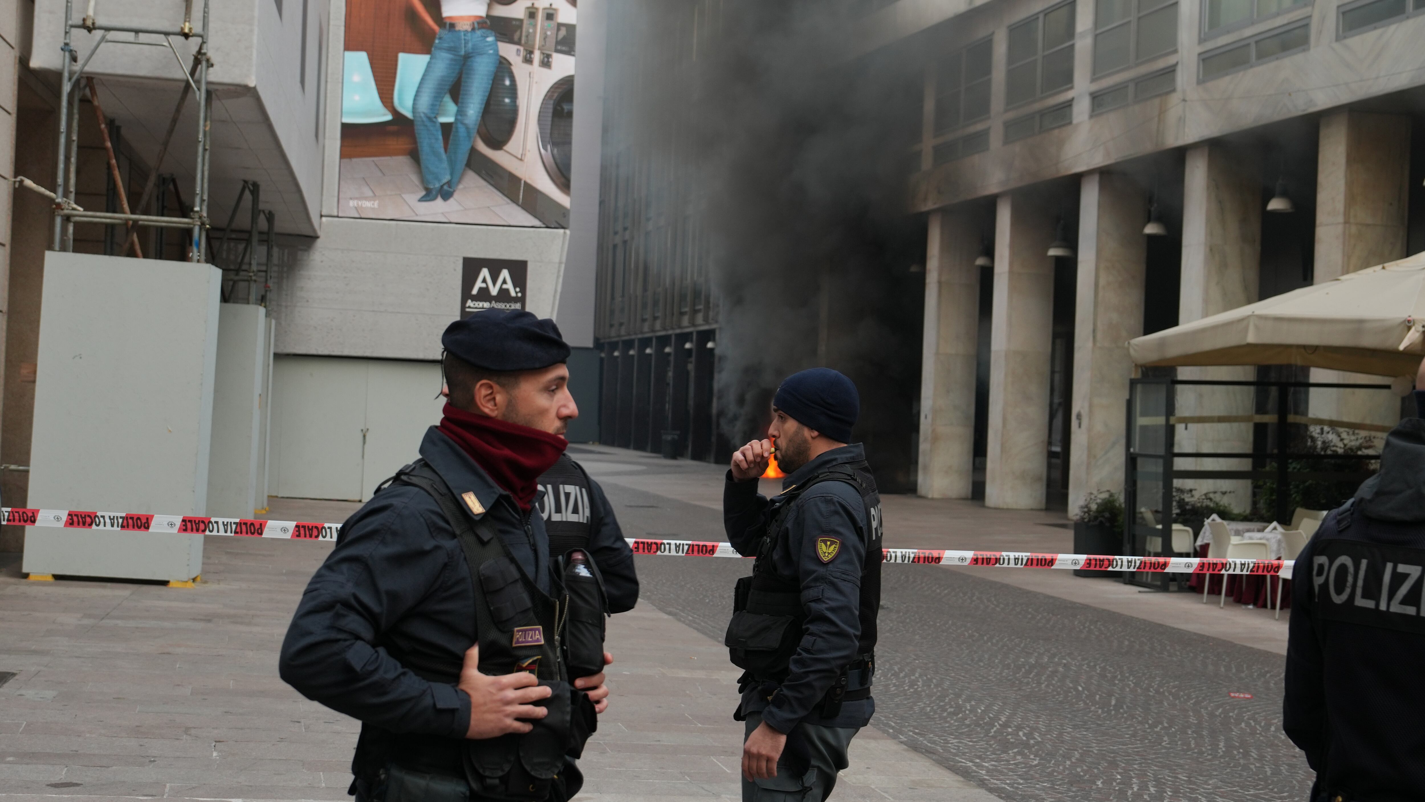 Milano, incendio nelle cantine dietro il Duomo: la colonna di fumo avvolge le guglie