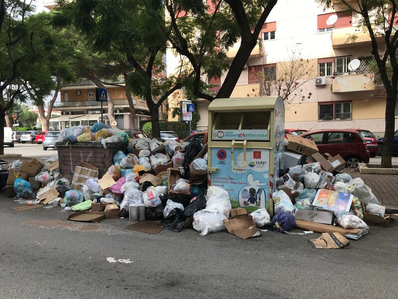 Palermo sommersa dai rifiuti: materassi e motorini in discarica 12