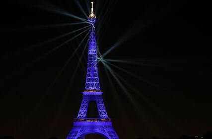 La Tour Eifell si colora per i suoi 130 anni 1