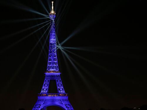 La Tour Eifell si colora per i suoi 130 anni