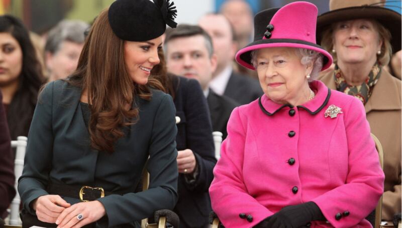 Kate Middleton ed Elisabetta II, stili a confronto 2