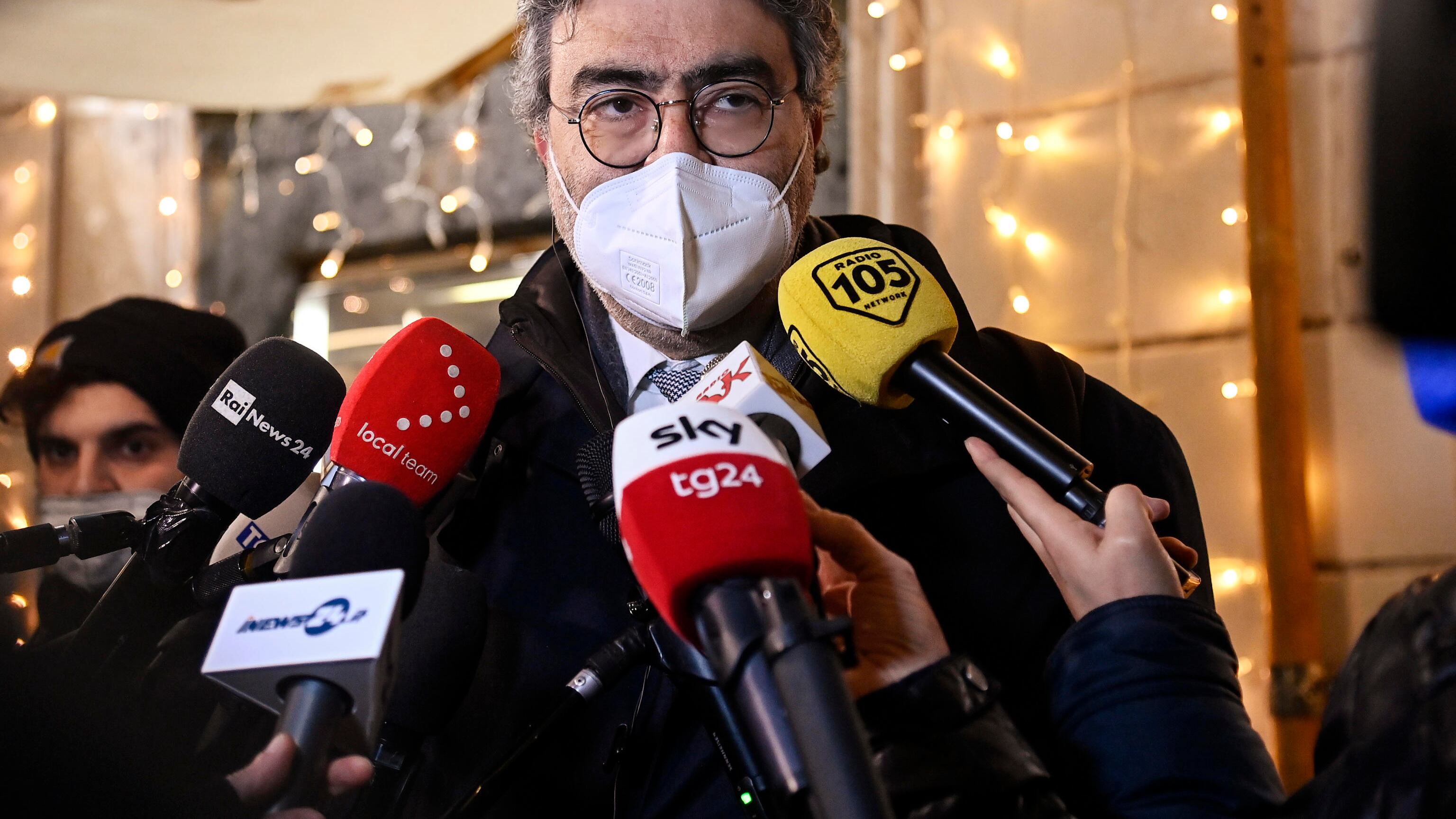 "Gli italiani nelle foibe sono come gli ebrei". E la sinistra insorge contro il ministero: un favore alla destra