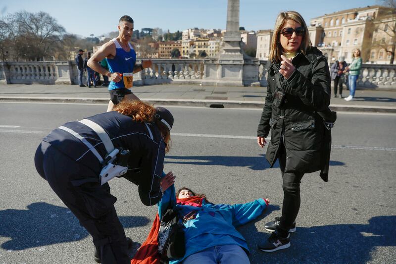 Roma, attivisti di Ultima Generazione interrompono maratona: le immagini 7