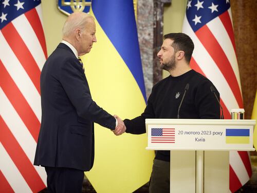 F-16 e missili Atacms (e un avviso a Putin) al tavolo Usa-Ucraina. "Solo così sarà pace"
