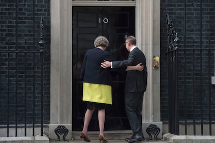 Theresa May a Downing Street 8