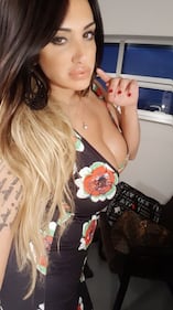 Marika Fruscio, scollatura hot per l'abito floreale 6