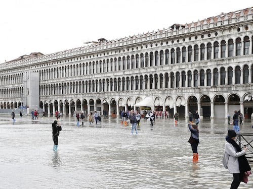A Venezia torna l'acqua alta. E il Mose affoga nei debiti