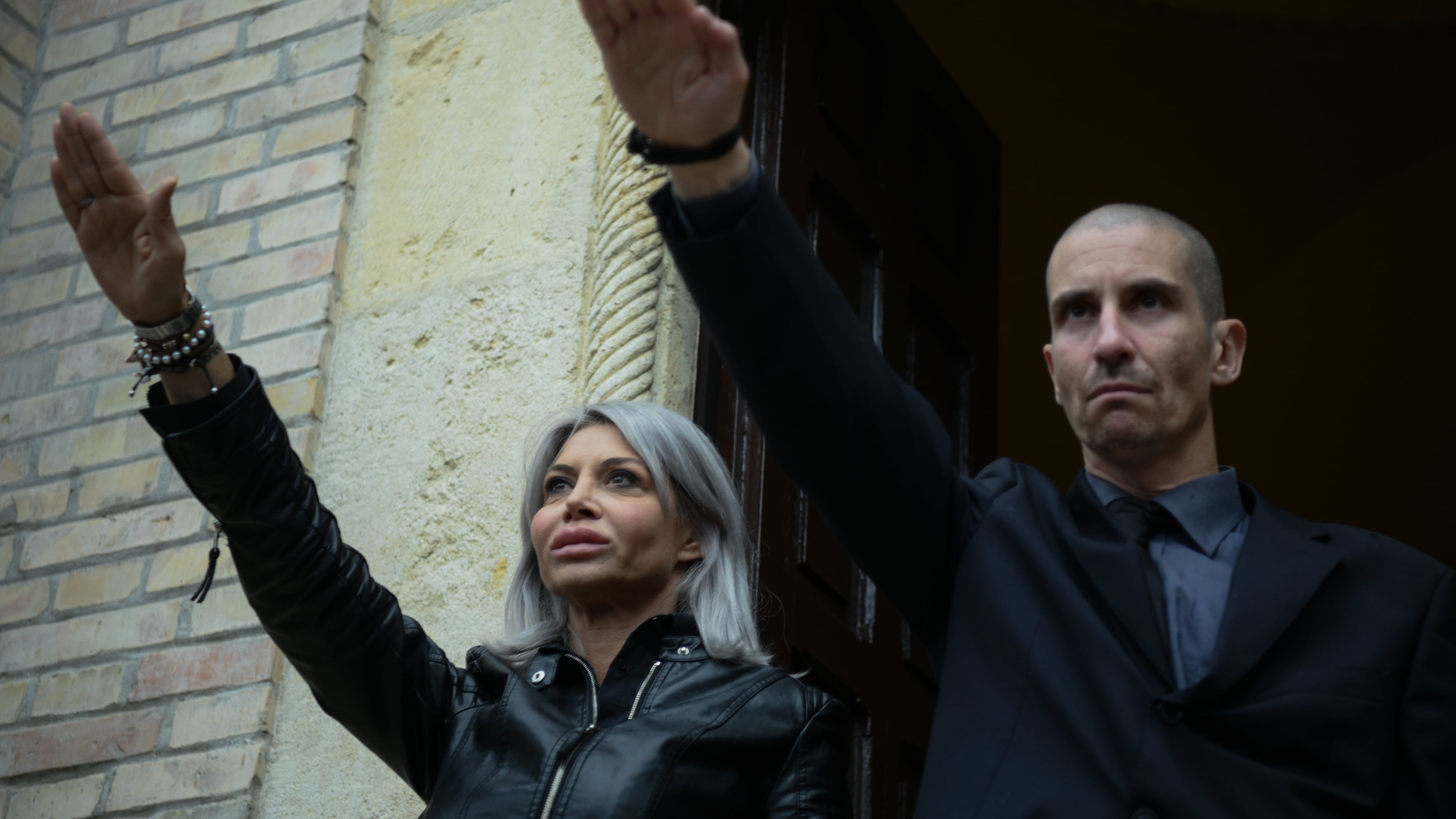 Avvocato fa saluto romano: l'ordine apre un procedimento disciplinare