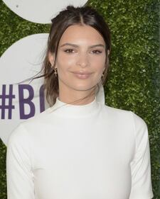 Emily Ratajkowski, il seno sbuca durante il pranzo 27