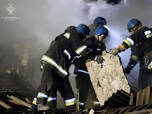 Razzi sugli ospedali: ucciso un neonato. E Putin usa i blackout per colpire l'Europa