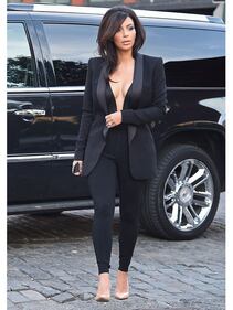 Kim Kardashian, maglietta bagnata senza reggiseno 51