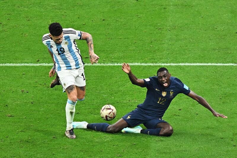Otamendi fallo Kolo Muani