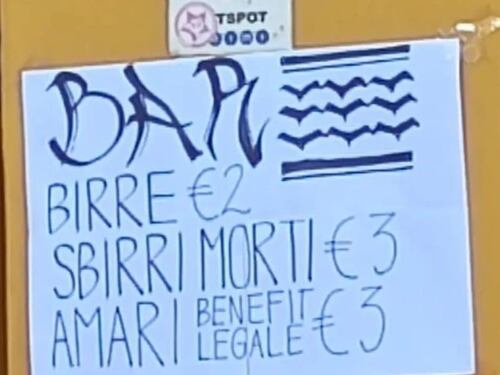 "Sbirri morti 3 euro". Il cartello della vergogna alla Statale occupata