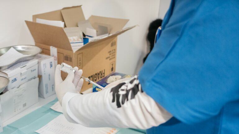 Da domani obbligo vaccinale: cosa rischiano agenti e prof. Tutte le sanzioni