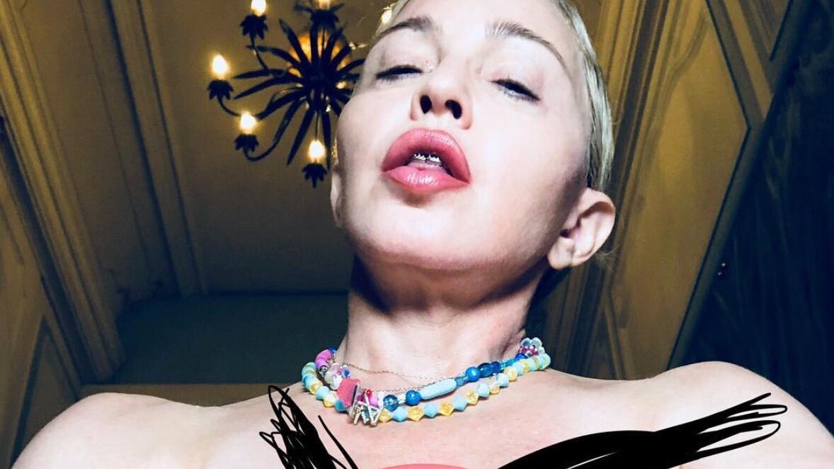 Topless, apparecchio e borsa: cosa è successo a Madonna?