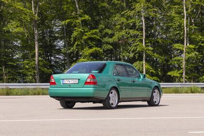 Mercedes Classe C, 30 anni di lusso in formato compatto: guarda le foto 1