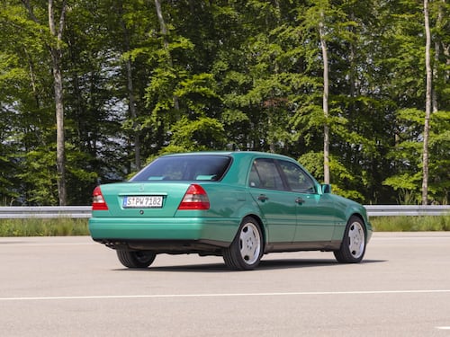 Mercedes Classe C, 30 anni di lusso in formato compatto: guarda le foto