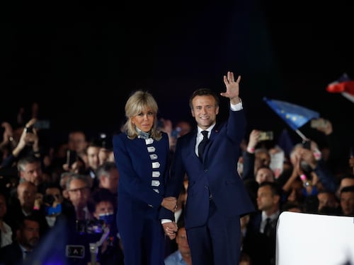 "Come Luigi XVI e Maria Antonietta...". Bufera su Macron e Brigitte