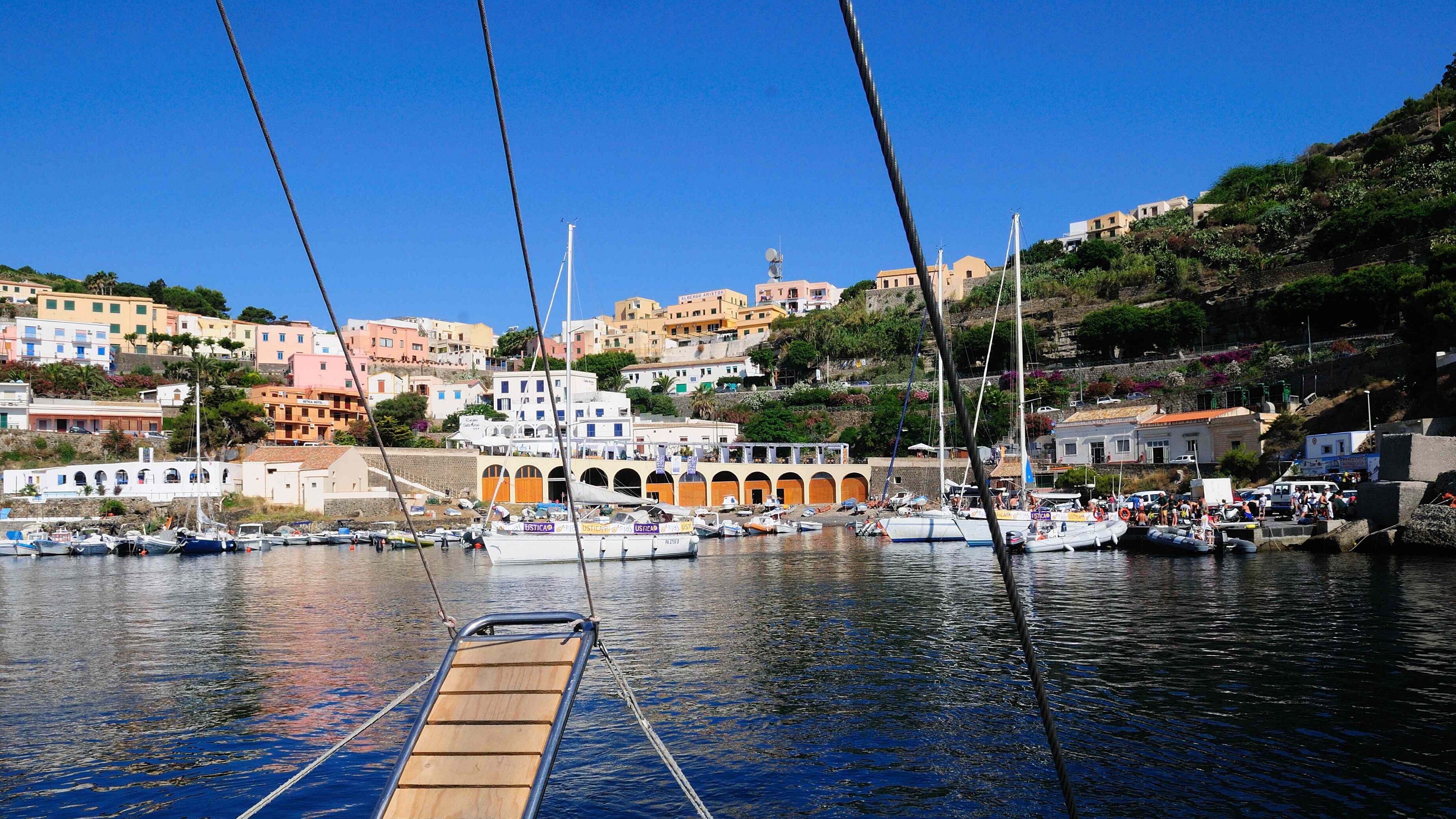 Ustica rinasce fra asini e turisti