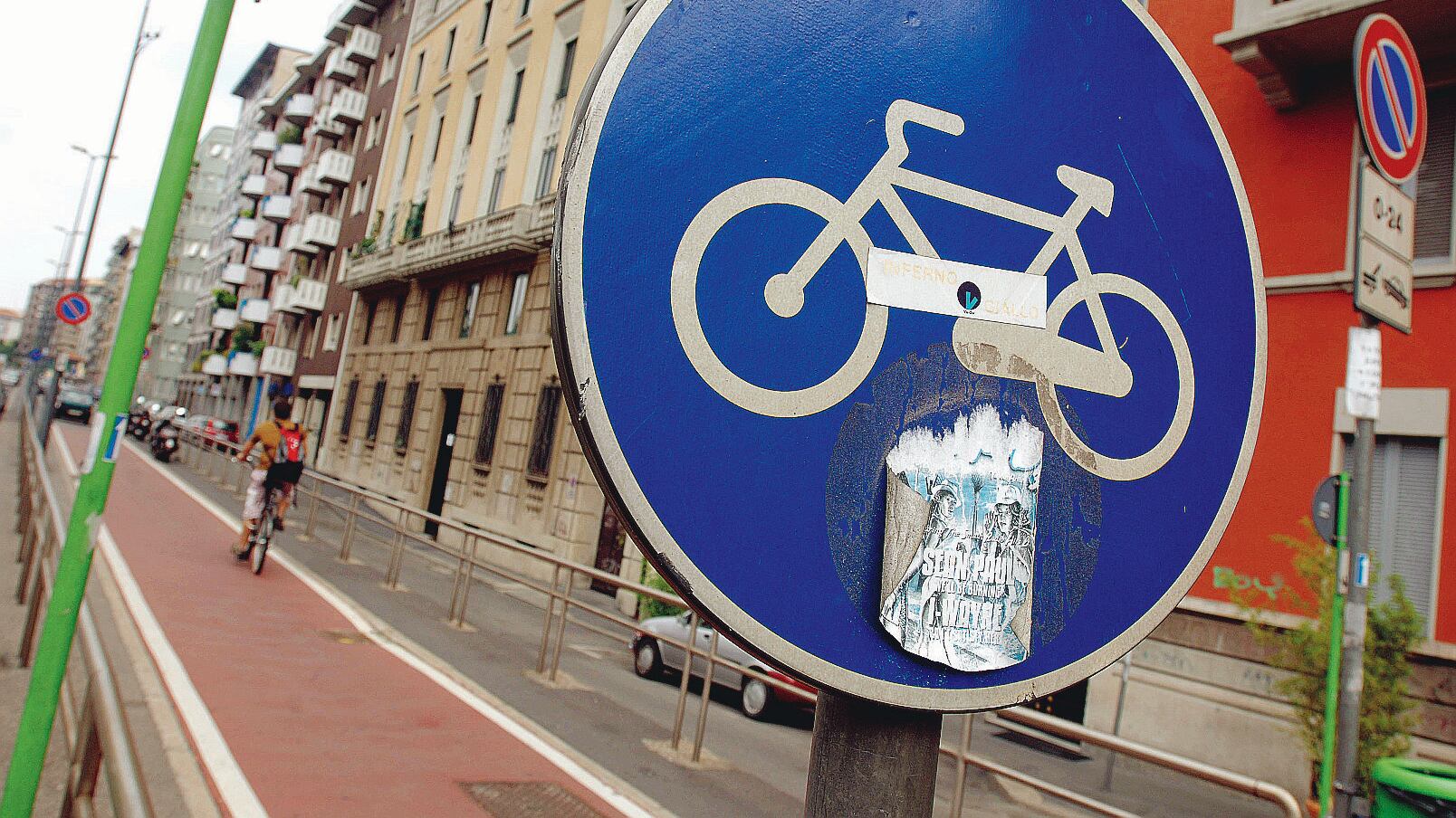 Cammina sulla pista ciclabile: bambina di cinque anni viene multata di 20 euro