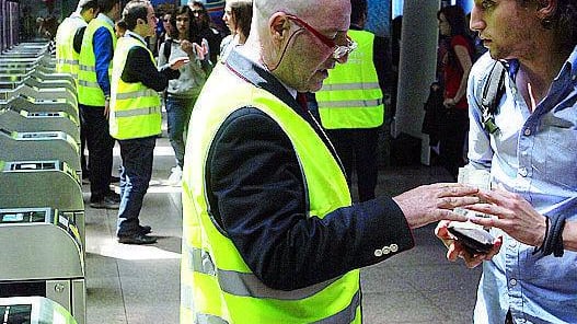 Chiedono i biglietti, vengono insultati