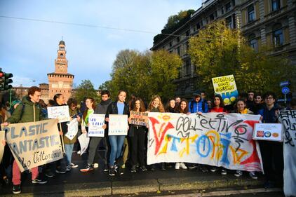 Milano, manifestazione globale per il clima. Il corteo attraversa la città 7