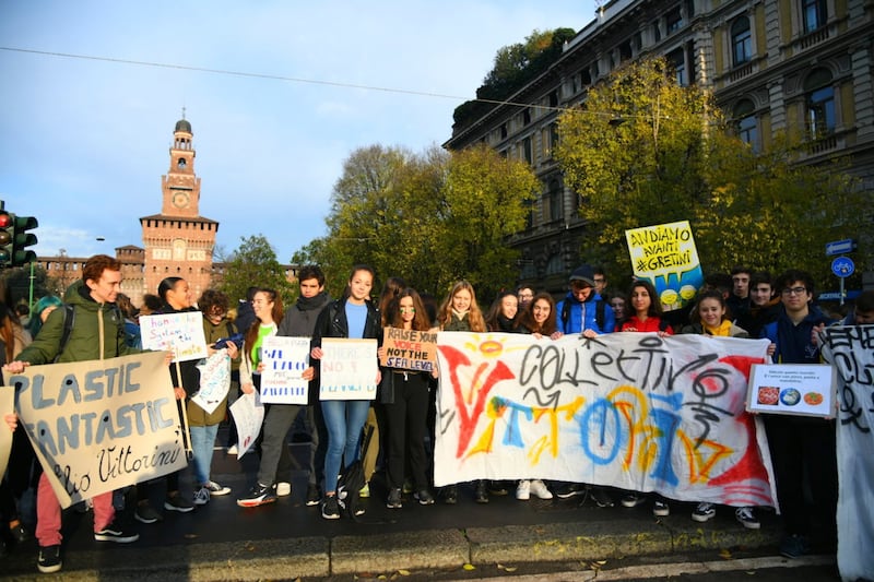 Milano, manifestazione globale per il clima. Il corteo attraversa la città 7