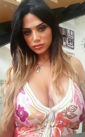 Marika Fruscio sensuale in auto 10