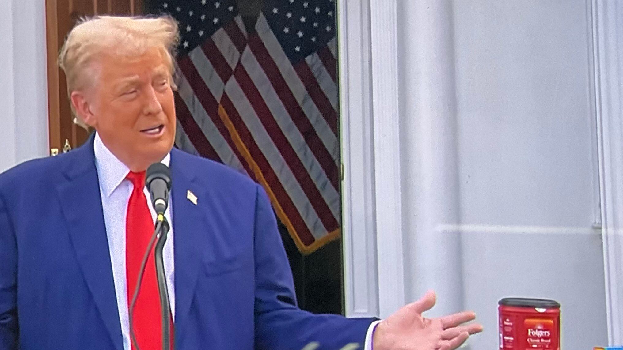 Conferenza al golf club coi cereali sul tavolo, Trump attacca la Harris: "Trascina tutti nel comunismo"