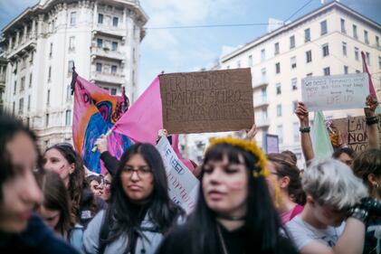 "Generazione meticcia e queer". A Milano sfila il corteo "transfemminista" 14