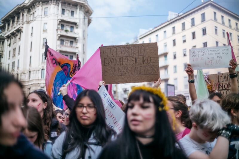 "Generazione meticcia e queer". A Milano sfila il corteo "transfemminista" 14