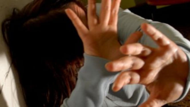 Baci e palpeggiamenti alle alunne, prof accusato di molestie