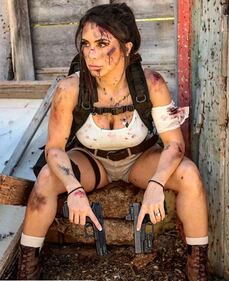 L'ex soldatessa israeliana in pose sexy con le sue armi 5